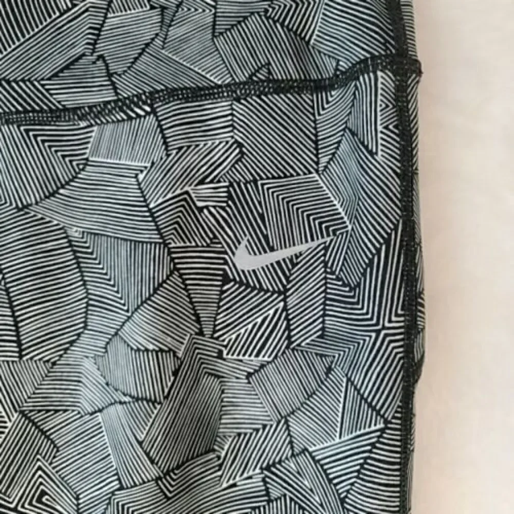 Nike Leggings Dri-Fit Capri Running Leggings Size Med Black and Gray Back Pocket